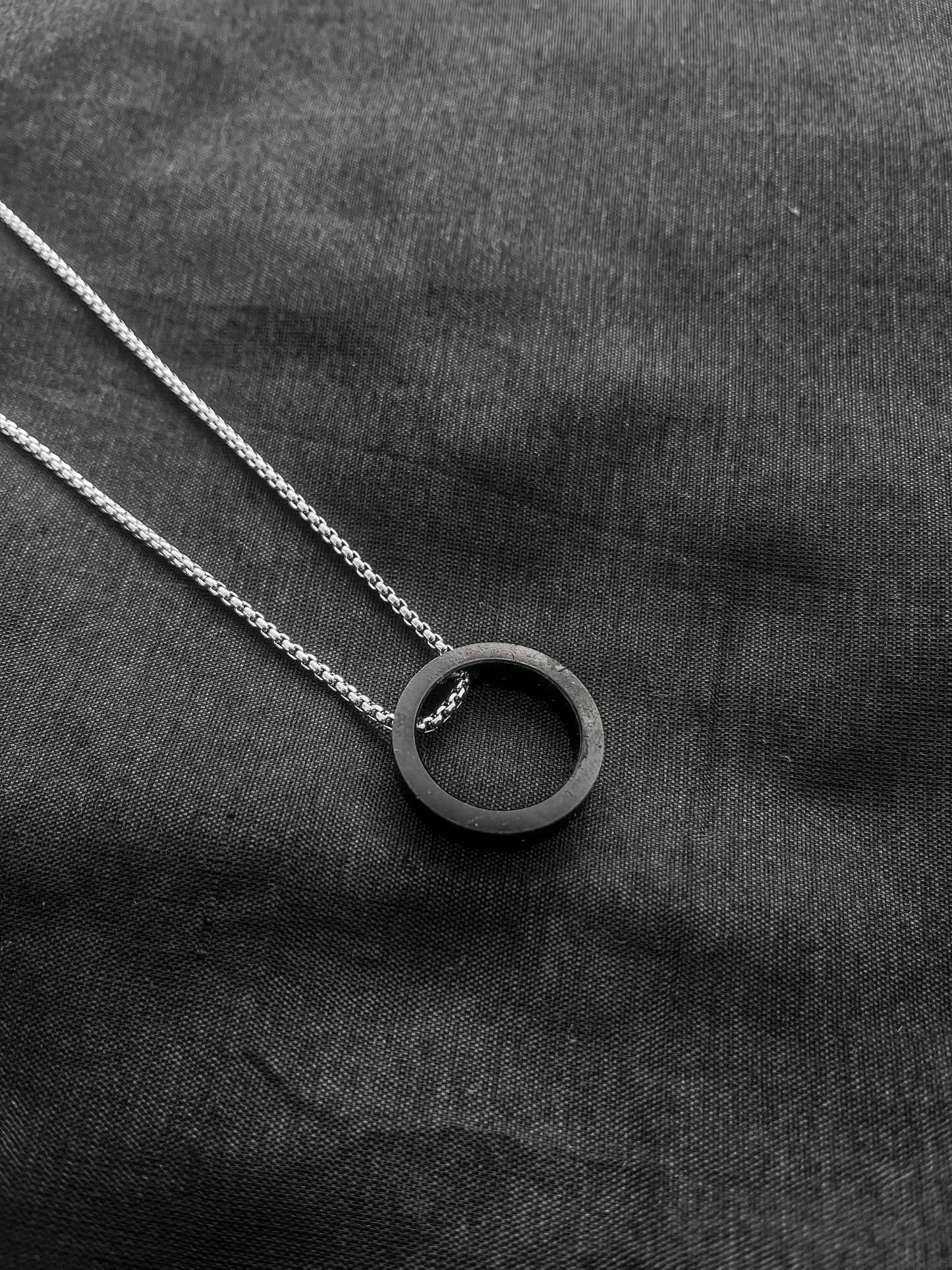 Black textured ring chain